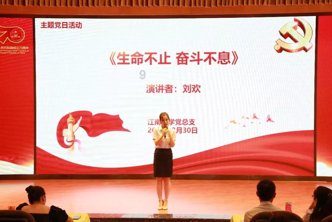 吃早餐的精致女孩