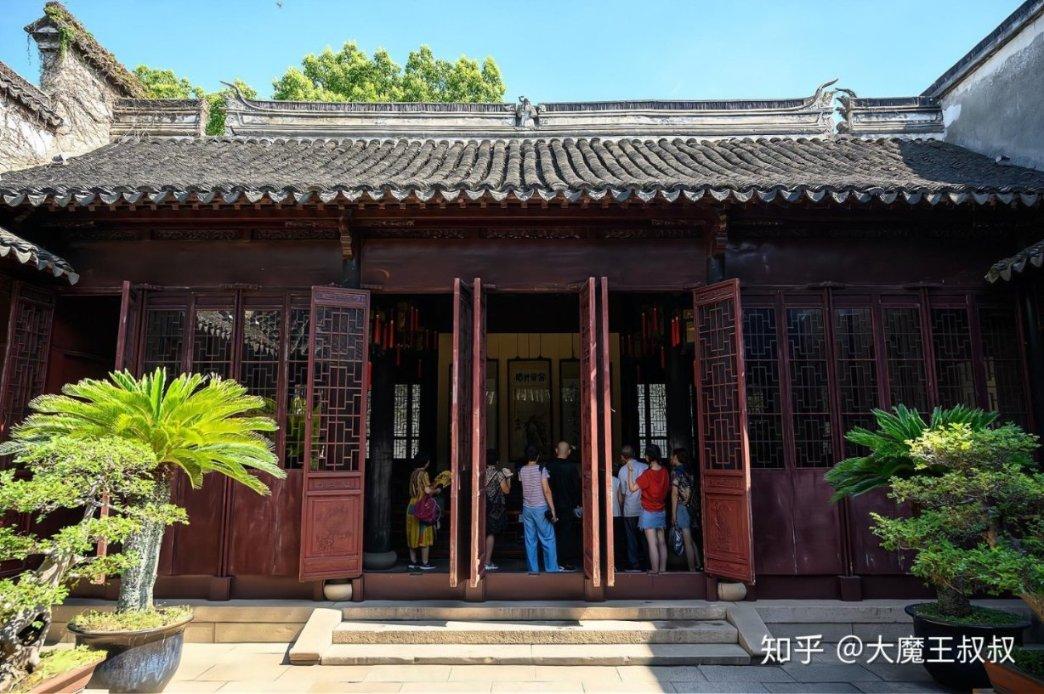 救援年轻女歌手